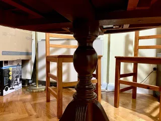 Mesa redonda de madera extensible y sillas gratis