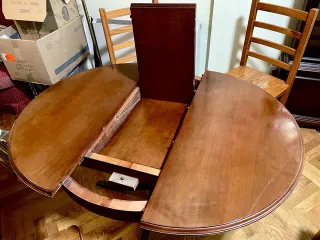 Mesa redonda de madera extensible y sillas gratis