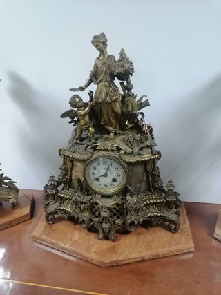 Candelabro de metal dorado y mármol