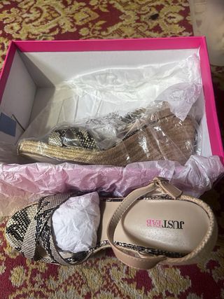 Sandalias cuña beige y multicolor