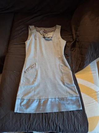 Vestito grigio con fiocco