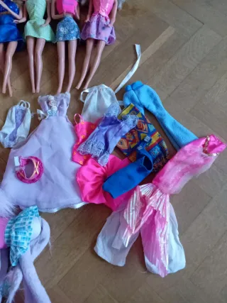 Lote de muñecas Barbie y accesorios