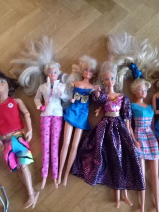 Lote de muñecas Barbie y accesorios