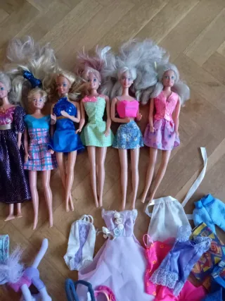 Lote de muñecas Barbie y accesorios