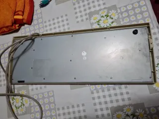 Teclado Mecánico Antiguo Beige similar a IBM.