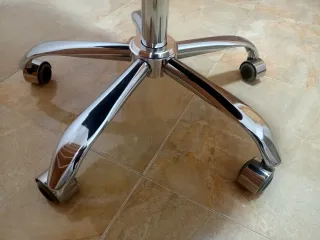 Silla de oficina polipiel negra