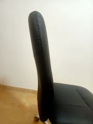 Silla de oficina polipiel negra