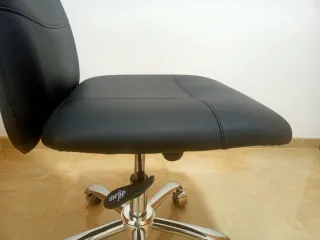 Silla de oficina polipiel negra