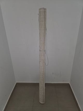 Estor enrollable de bambú con cuerdas