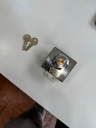 Cerradura de seguridad para puerta de cristal