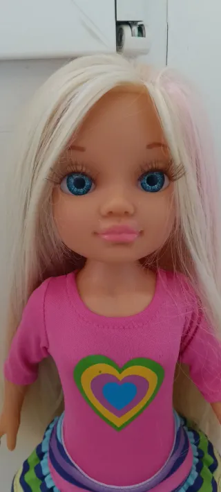 Muñeca Nancy con falda y camiseta