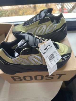 Adidas Yeezy 700 MNVN Talla 40