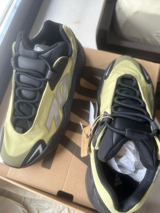 Adidas Yeezy 700 MNVN Talla 40