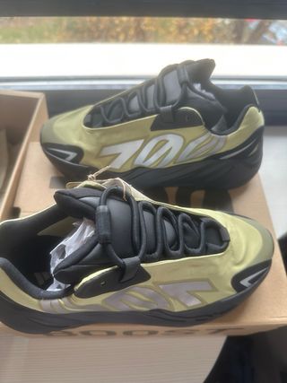 Adidas Yeezy 700 MNVN Talla 40