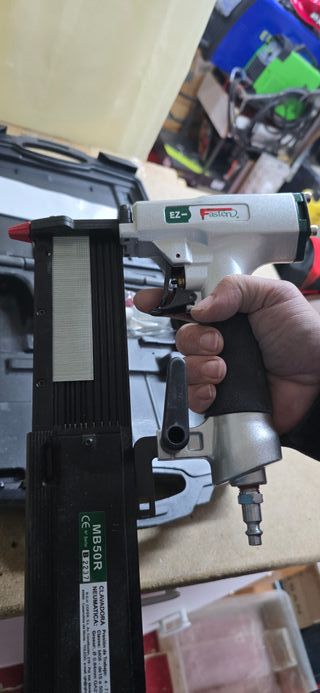Pistola Clavadora Neumática EZ Fasten MB50R