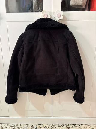 Chaqueta Negra Pelo Pull&Bear Talla M