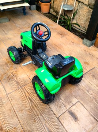 Tractor de pedales infantil verde