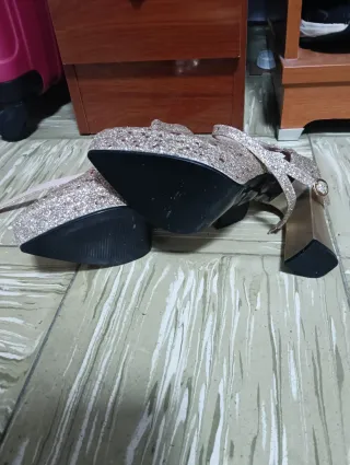 Zapatos dorados tacón plataforma brillantes