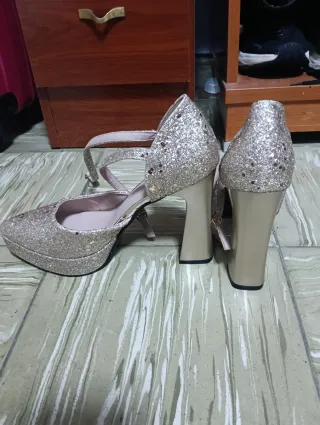 Zapatos dorados tacón plataforma brillantes
