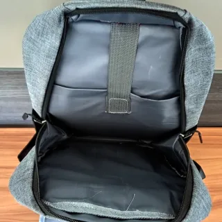 Mochila urbana 20L | Impermeable con puerto USB