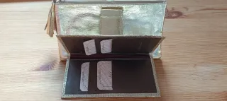 Cartera de piel dorada. Porta móvil.