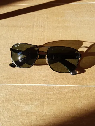 Gafas de sol Ray-Ban negras y verdes