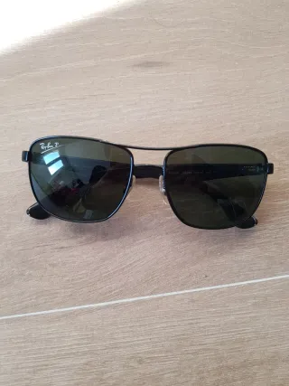 Gafas de sol Ray-Ban negras y verdes