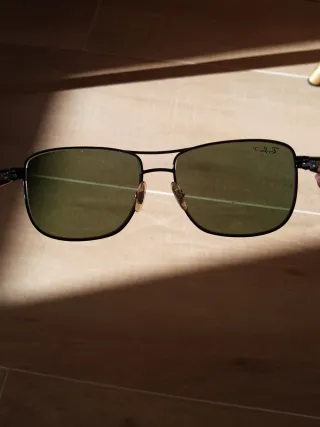 Gafas de sol Ray-Ban negras y verdes