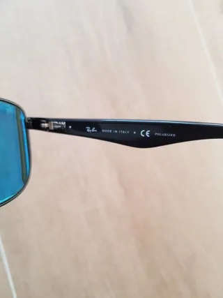 Gafas de sol Ray-Ban negras y verdes