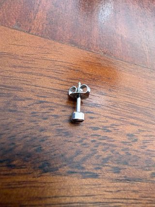 Pendiente con brillante rojo y plata, piercing