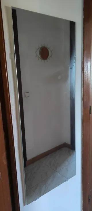 Espejo de pared de cristal y madera