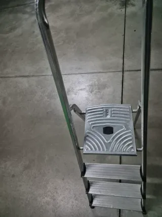 Escalera 4 peldaños aluminio