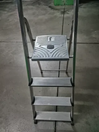 Escalera 4 peldaños aluminio