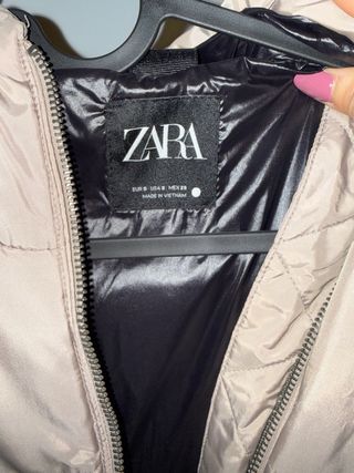 Chaqueta beige Zara acolchada con capucha