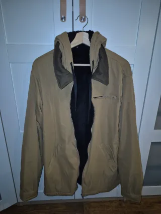 Chaqueta con capucha y forro polar