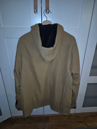 Chaqueta con capucha y forro polar