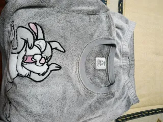 Pijama peluche personaje gris