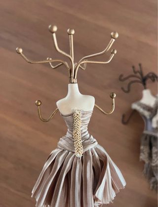 2 Supporti per Gioielli a Forma di Abito (Oro e Grigio)