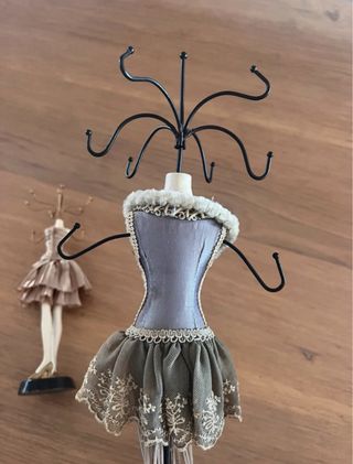 2 Supporti per Gioielli a Forma di Abito (Oro e Grigio)