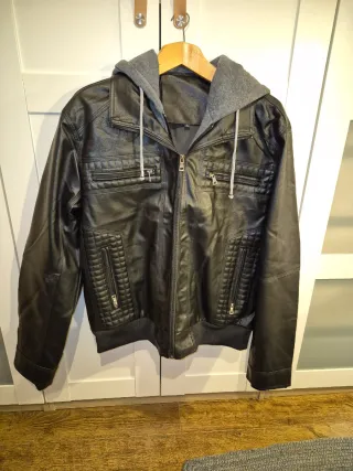 Chaqueta de cuero con capucha