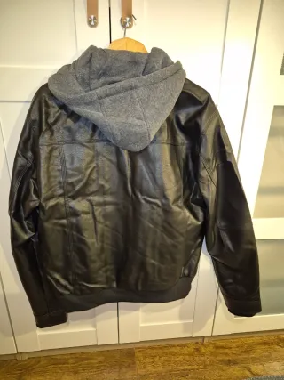 Chaqueta de cuero con capucha