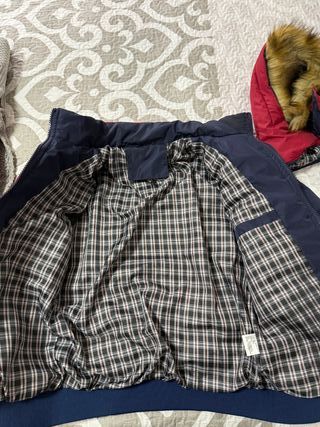 Abrigo acolchado con capucha y pelo