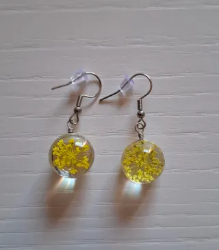 Pendientes florales amarillos con plata