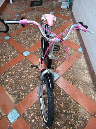 Bicicleta infantil rosa y negra