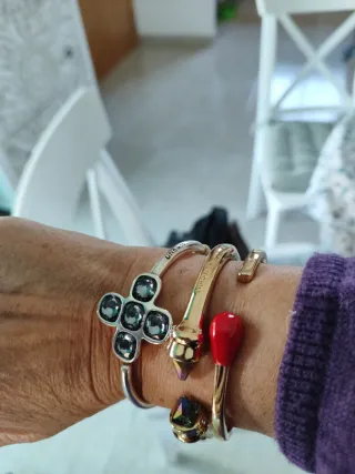 Pulsera Uno de 50 Cruz Cristales Grises Plata