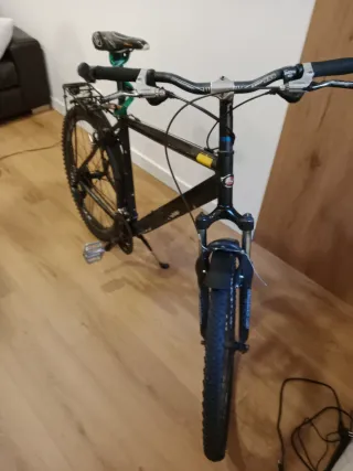 Bicicleta de montaña negra BH