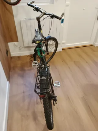 Bicicleta de montaña negra BH