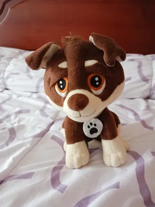 Peluche perro marrón y blanco