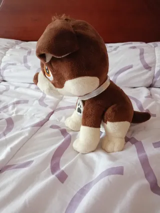 Peluche perro marrón y blanco