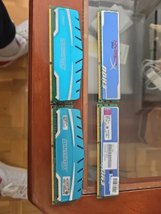 2x Crucial Ballistix DDR3 + 2x Kingston HyperX DDR